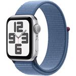 Apple Watch SE (2023), 40 mm, Strieborný hliník, ľadovo modrý prevliekací športový remienok