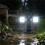 Solight duálny prenosný LED reflektor so zásuvkou