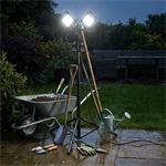 Solight duálny teleskopický prenosný LED reflektor so zásuvkou, 62-152cm